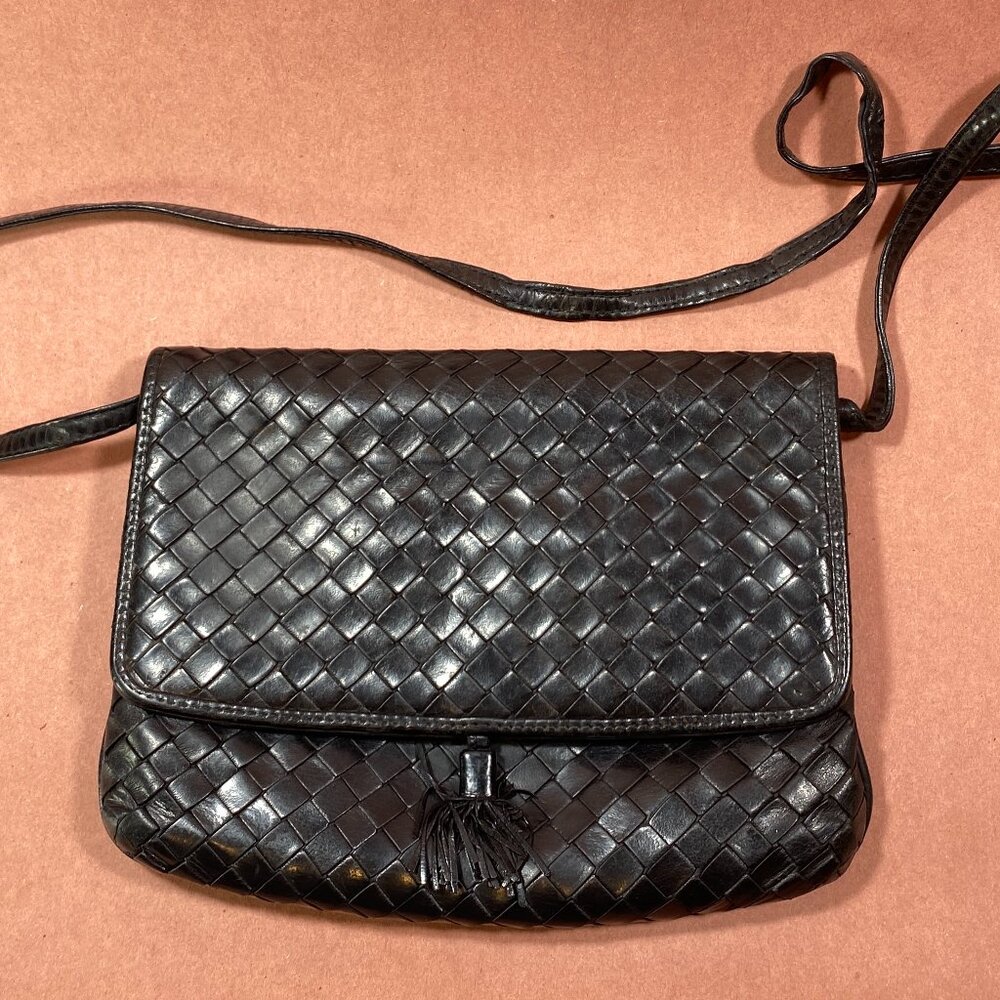 BOTTEGA VENETA Vintage Intrecciato Crossbody Tassel Bag. Black leather
